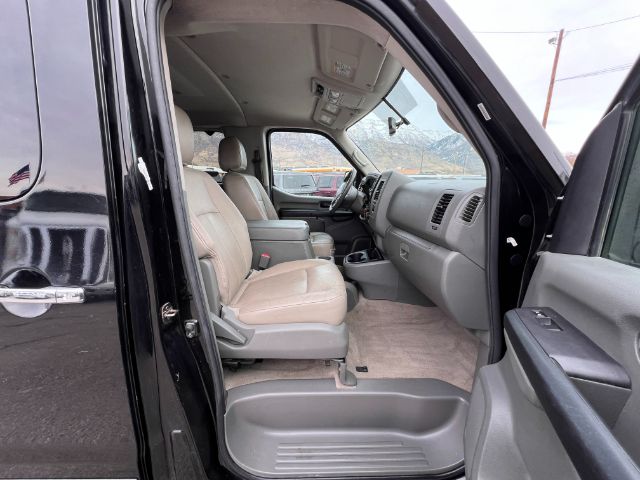 2016 Nissan NV Passenger 3500 SL V8 17