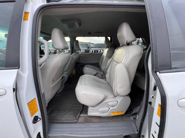 2013 Toyota Sienna LE FWD 8-Passenger V6 13