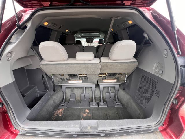 2015 Toyota Sienna XLE FWD 8-Passenger V6 17