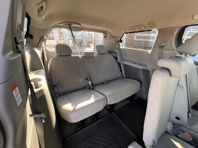 2015 Toyota Sienna XLE FWD 8-Passenger V6 22