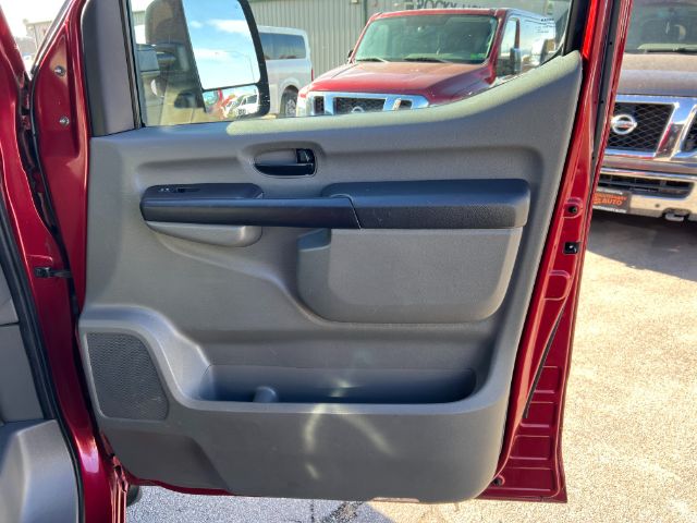 2016 Nissan NV Passenger 3500 SL V8 22