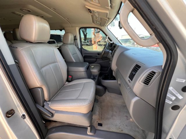 2013 Nissan NV Passenger 3500 SL V8 22