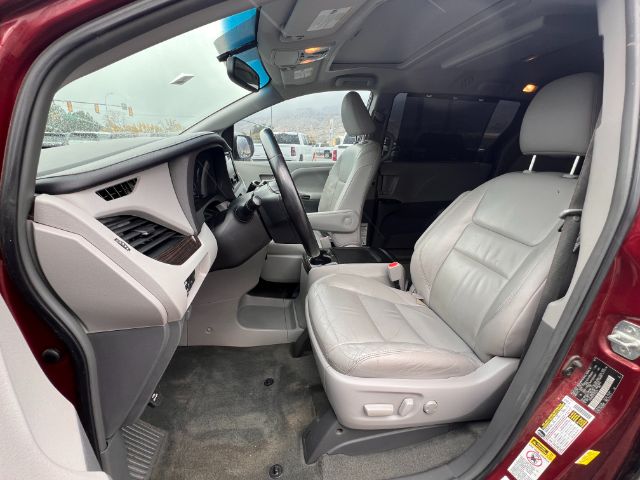 2015 Toyota Sienna XLE FWD 8-Passenger V6 11