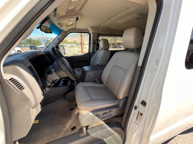 2017 Nissan NV Passenger 3500 SL V8 10