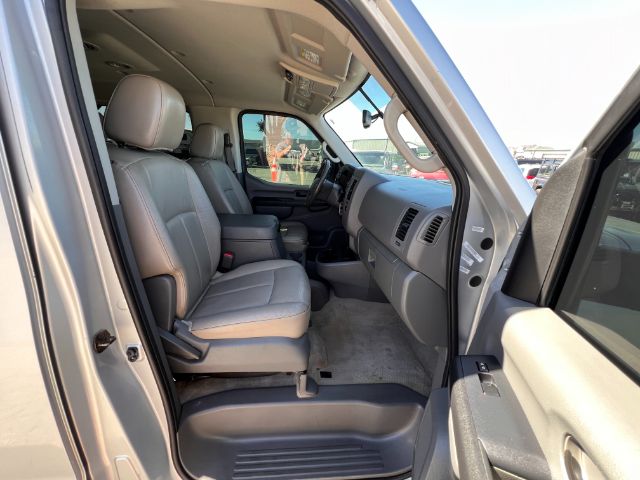 2013 Nissan NV Passenger 3500 SL V8 21