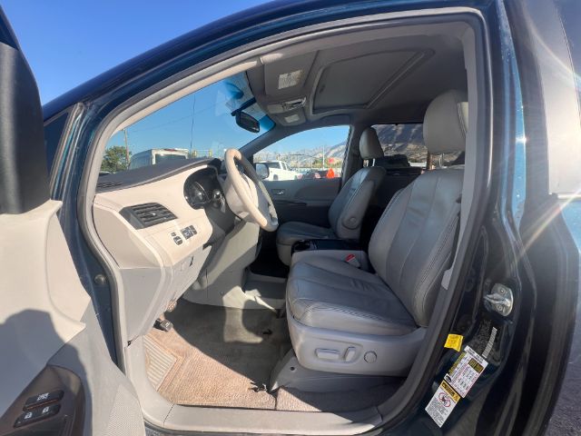 2012 Toyota Sienna XLE FWD 8-Passenger V6 9