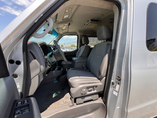 2013 Nissan NV Passenger 3500 SV V6 10