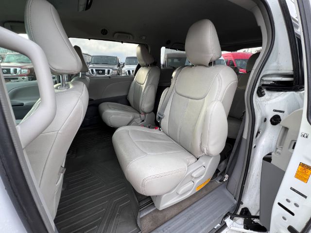 2013 Toyota Sienna LE FWD 8-Passenger V6 14