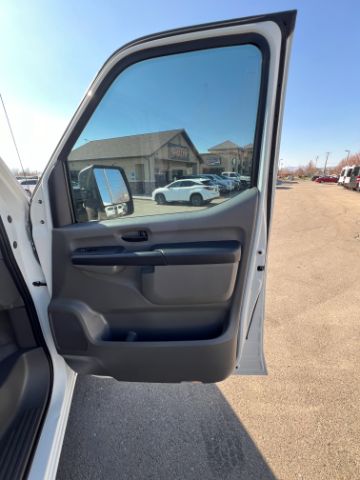 2016 Nissan NV Passenger 3500 SL V8 26