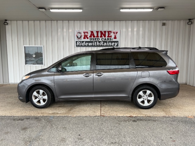 2017 Toyota Sienna LE's photo