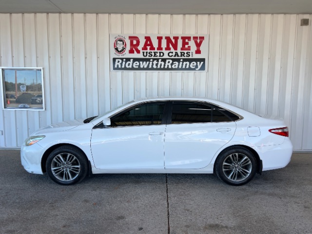2016 Toyota Camry LE's photo