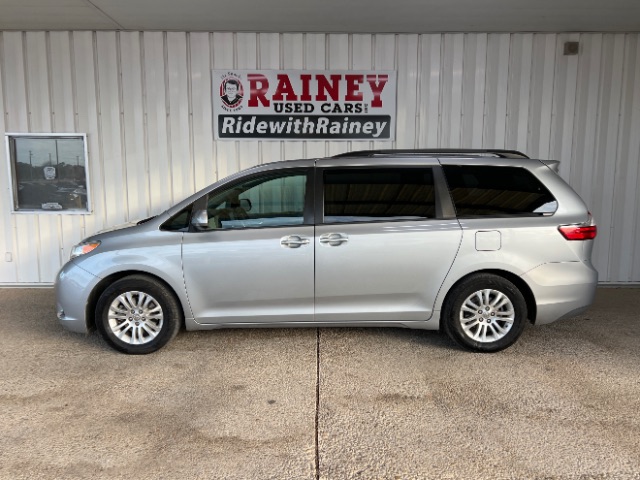 2015 Toyota Sienna XLE's photo