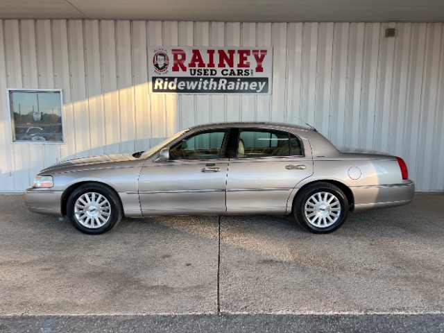 2003 Lincoln Town Car Signature's photo