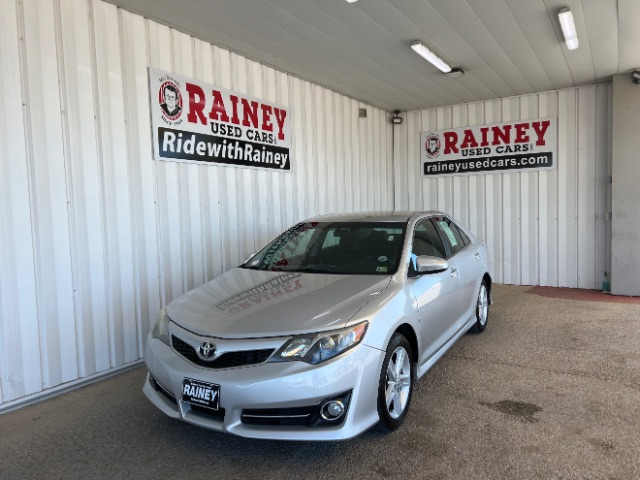 2013 Toyota Camry SE's photo