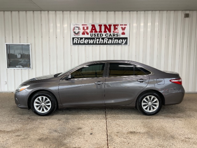 2016 Toyota Camry LE's photo