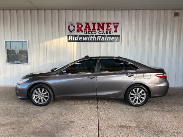 2016 Toyota Camry LE's photo