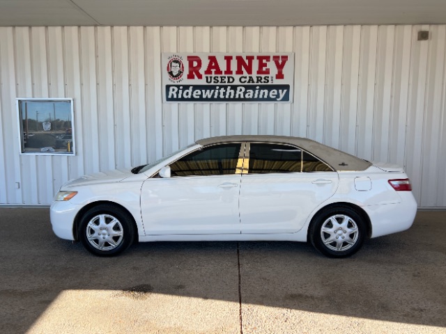 2009 Toyota Camry LE's photo