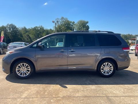 2013 Toyota Sienna Limited's photo