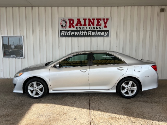 2014 Toyota Camry SE's photo