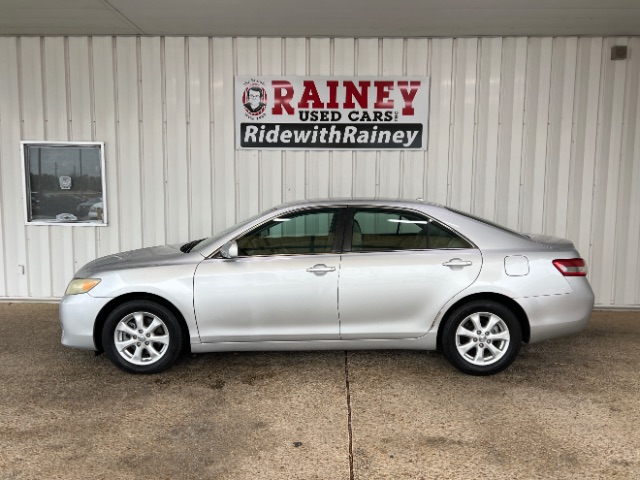 2010 Toyota Camry LE's photo