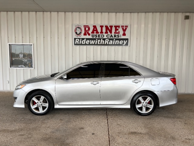 2014 Toyota Camry SE's photo