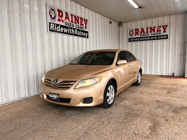 2010 Toyota Camry LE's photo