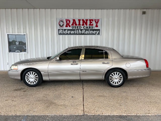 2003 Lincoln Town Car Executive's photo
