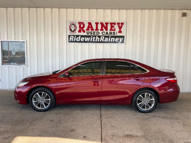 2017 Toyota Camry SE's photo