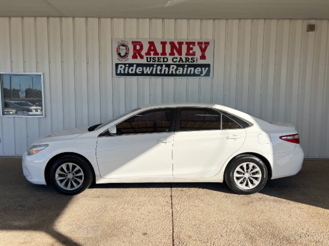 2016 Toyota Camry LE's photo