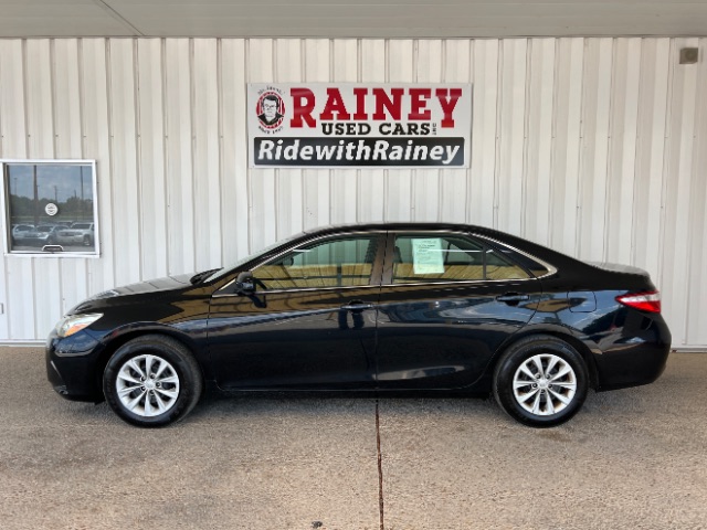 2016 Toyota Camry LE's photo