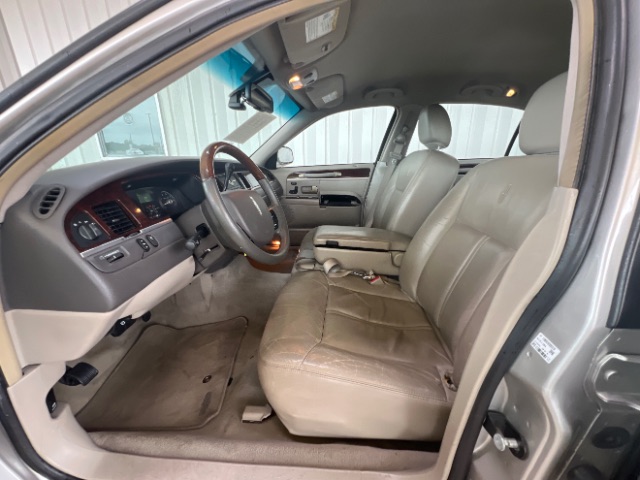 2006 Lincoln Town Car Signature Limited's photo
