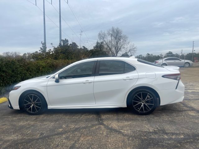 2021 Toyota Camry SE's photo