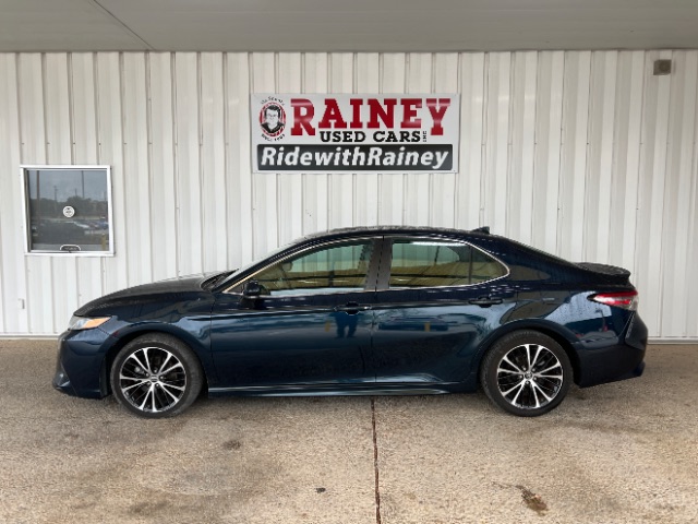 2019 Toyota Camry SE's photo