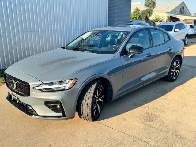 2024 Volvo S60 Core's photo