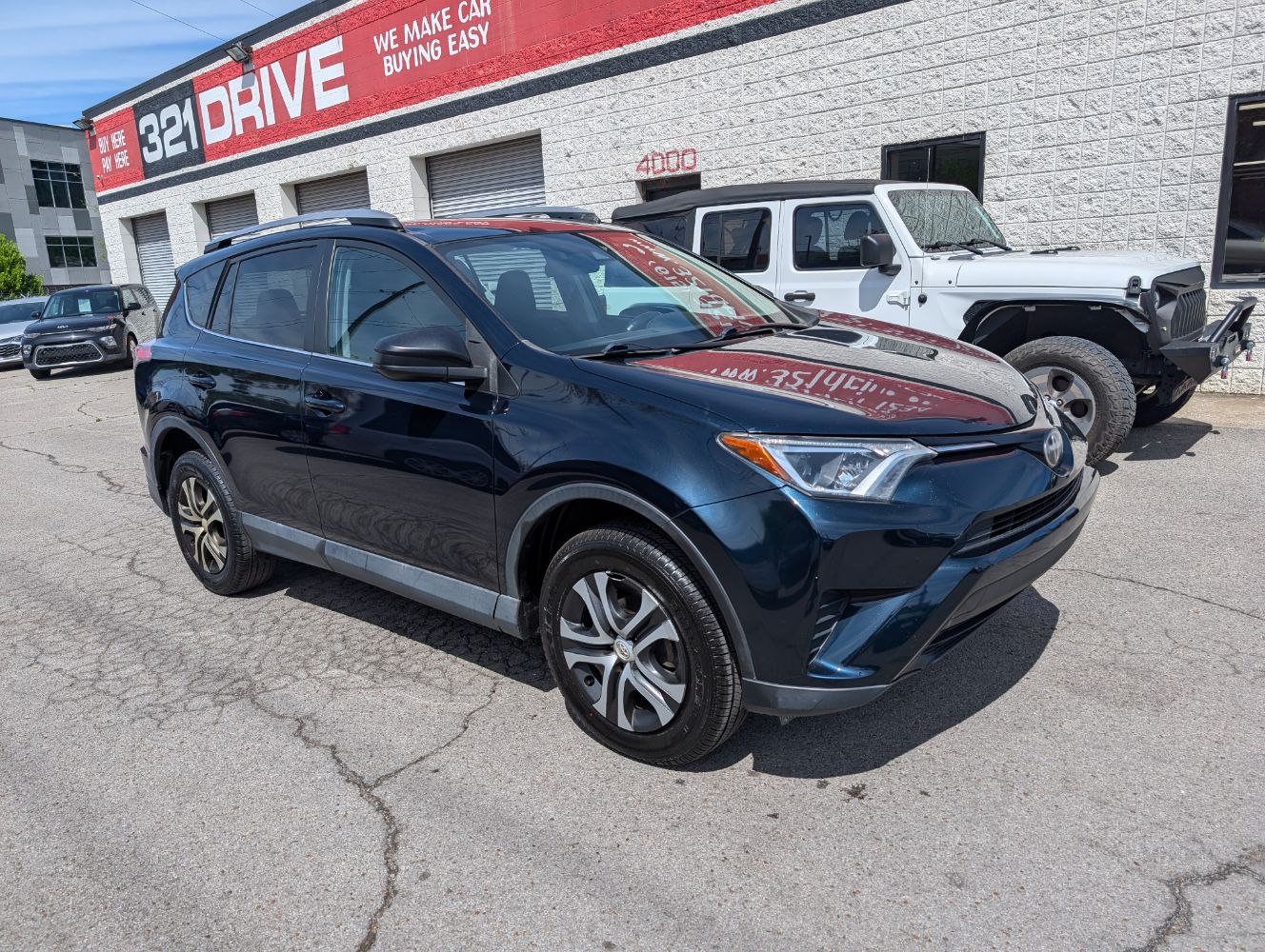 2017 Toyota RAV4 LE's photo